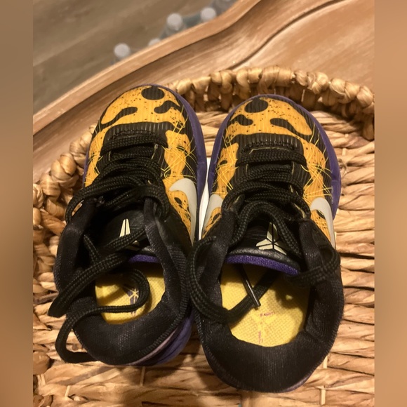 NIKE KOBE SHOES SIZE 6C GENTLY USED KOBE BRYANT BLACK AND PURPLE LA LAKERS - Picture 6 of 9